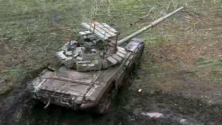 Ditata Seperti Susunan Batu Bata, Rusia Pasang Armor Kontakt-1 di Atap Tank T-72B3