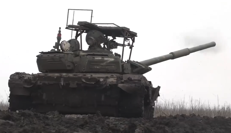 Ditata Seperti Susunan Batu Bata, Rusia Pasang Armor Kontakt-1 di Atap Tank T-72B3