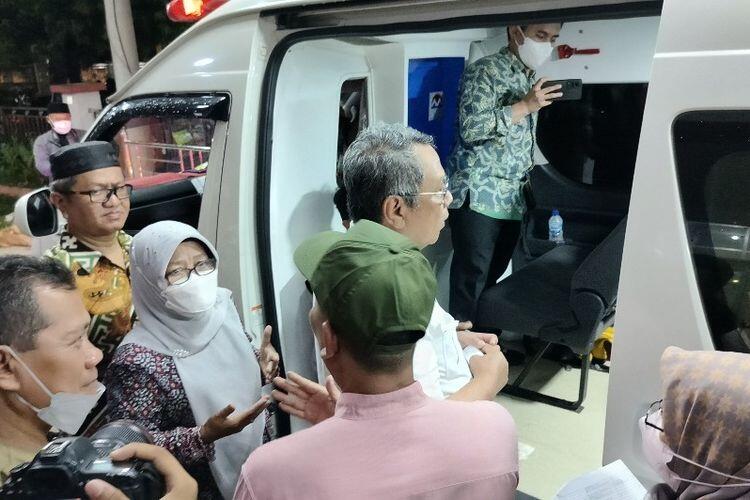 Jenguk Warganya yang Kecelakaan di Guci Tegal, Wali Kota Tangsel Bawa 29 Ambulans