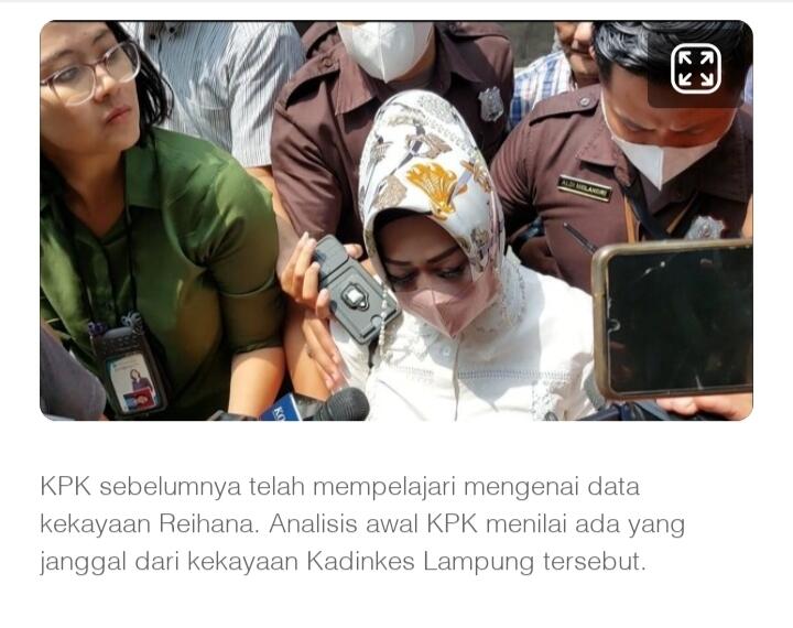 Gaya Kadinkes Lampung di KPK Tutupi Wajah dengan Majalah Tahun 2013

