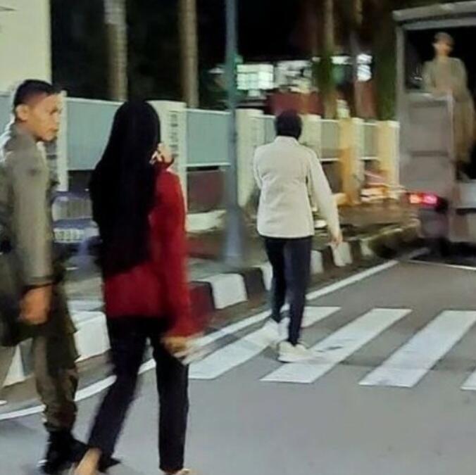 Mojok Hingga Larut Malam, Satpol PP Amankan Pasangan Kekasih