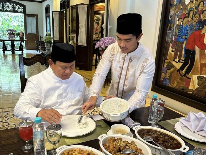 Gestur Kaesang ke Prabowo: Ambilkan Nasi Hingga Pakai Kaus