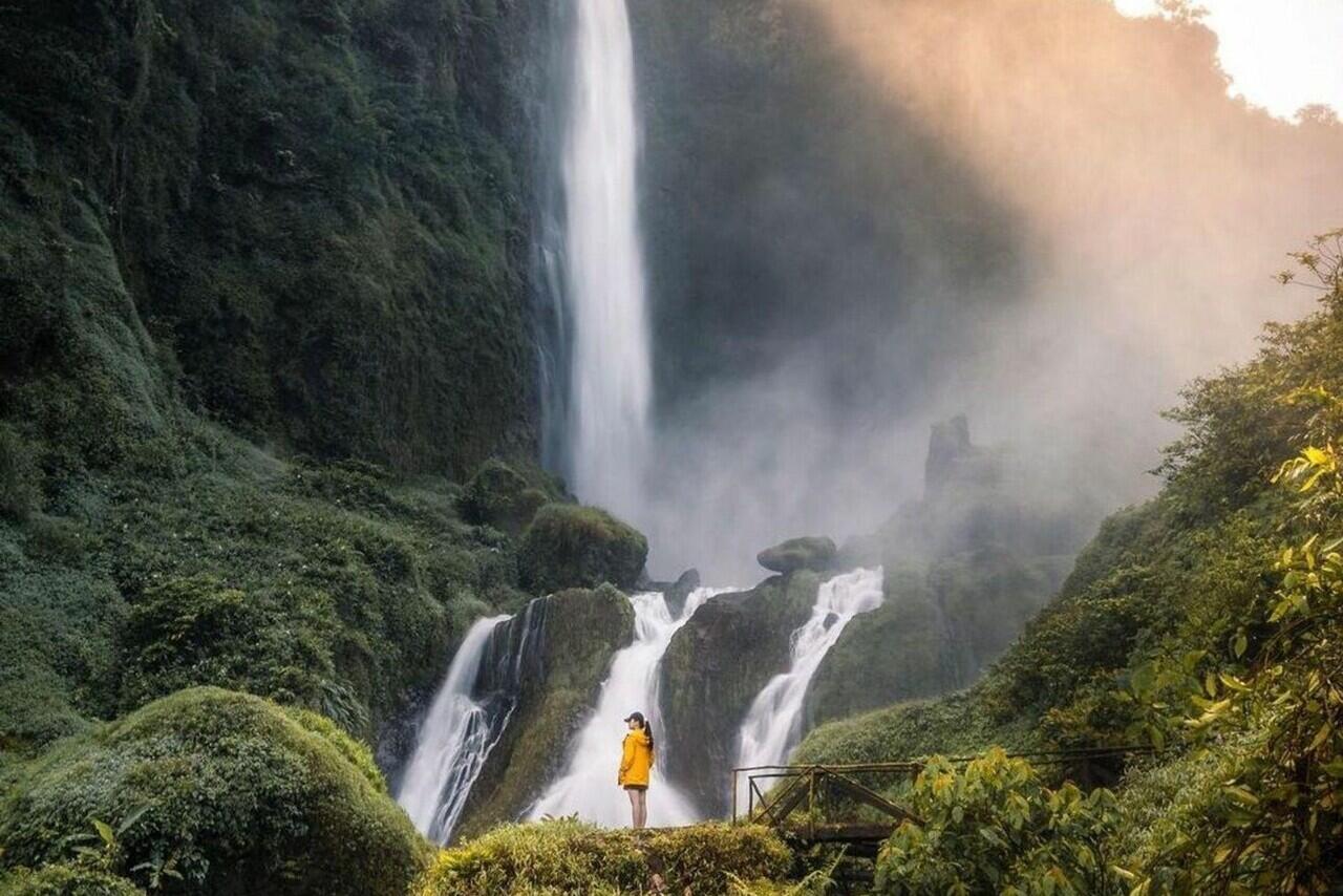 Pesona Curug Citambur yang Viral Karena Rumah Abah Jajang