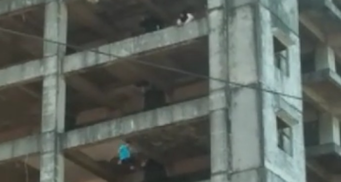 Heboh Pria Jatuh dari Lantai 7 Gedung Kosong di Batam Langsung Meninggal Di TKP.