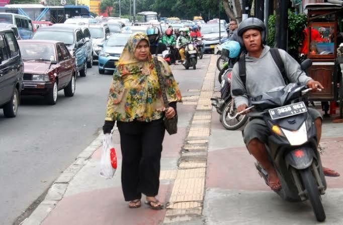 Pengendara Motor Naik ke Trotoar Kian Marak, Sudah Dinormalisasi Kah?