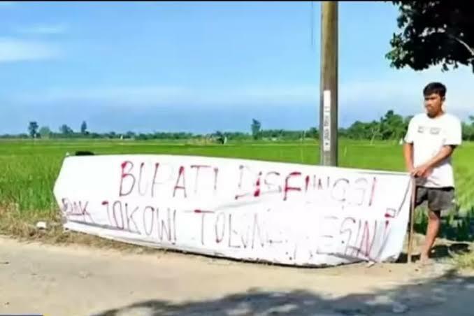 Jalanan Rusak, Warga Malah Tanam Pisang di Tengah Jalan! Apa Gunanya?