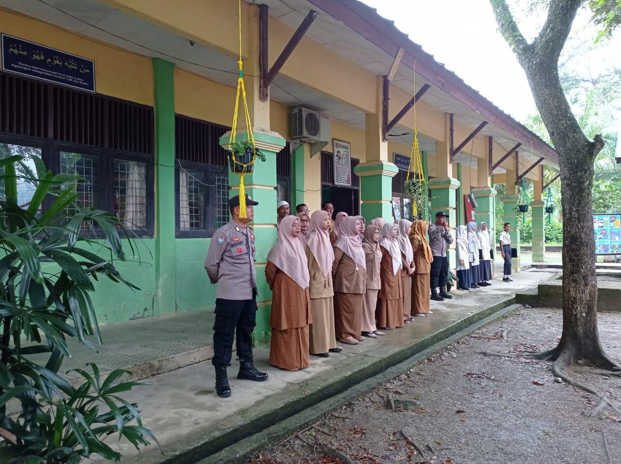 Sat Binmas Polres Aceh Utara Pimpin Upacara di SMPN 4 Baktiya, Sampaikan Hal ini