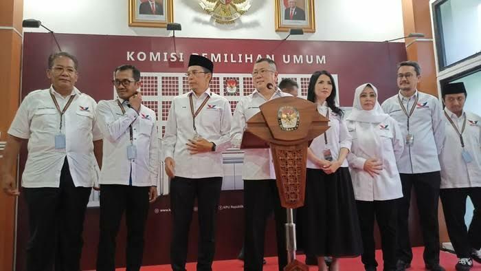 Ikut Hadir ke KPU, Master Limbad Jadi Bacaleg Perindo? Gimik Bisunya Gimana?