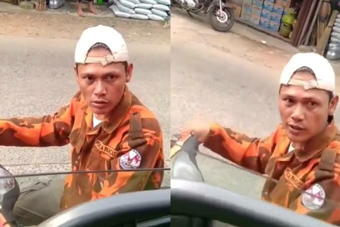 Supir Truk Dipalak Jagoan, Seragamnya Bikin Netizen Salfok! Kaya Gak Asing?