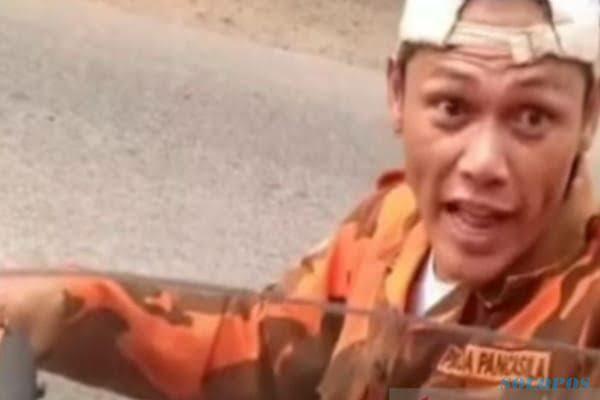 Supir Truk Dipalak Jagoan, Seragamnya Bikin Netizen Salfok! Kaya Gak Asing?