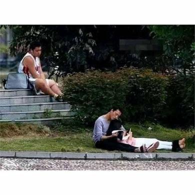 7 Potret Jomblo Diantara Pasangan Kekasih, Apakah Kalian Pernah Mengalaminya Gansist?