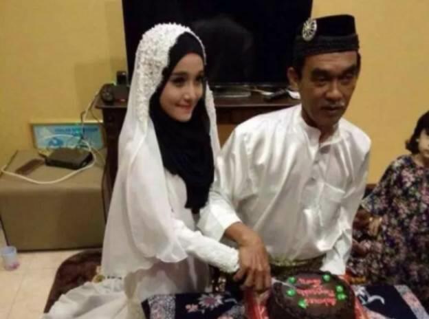7 Potret Jomblo Diantara Pasangan Kekasih, Apakah Kalian Pernah Mengalaminya Gansist?