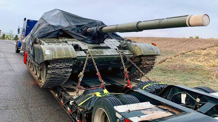 Tank T-72 Terlihat di Pom Bensin Amerika, Mau Dibawa Kemana ?