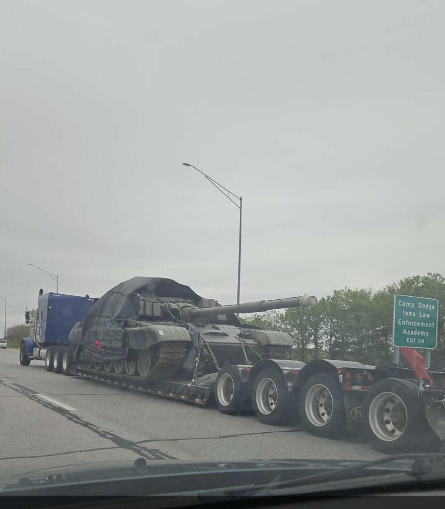 Tank T-72 Terlihat di Pom Bensin Amerika, Mau Dibawa Kemana ?