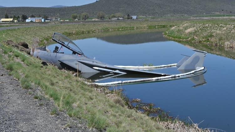 F-15D Milik USAF Nyemplung di Saluran Irigasi, Untungnya Pilot Selamat