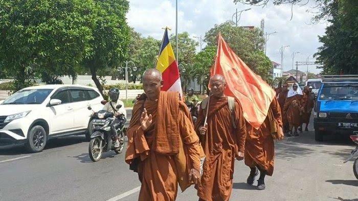 Norak! Orang Ini Dimarahi Biksu yang Sedang Thudong Karena Bicara Tak Pantas!