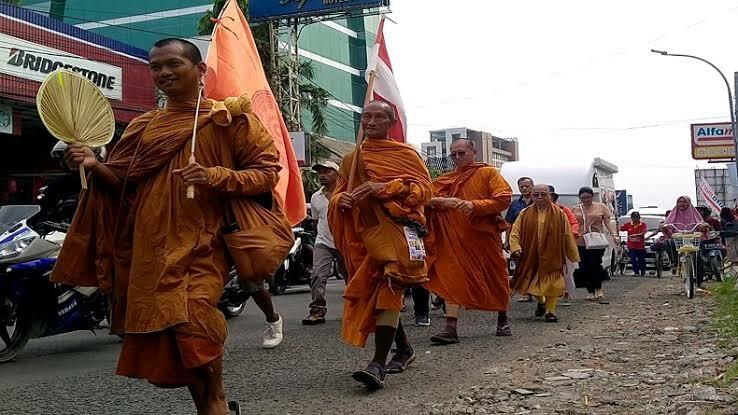 Norak! Orang Ini Dimarahi Biksu yang Sedang Thudong Karena Bicara Tak Pantas!