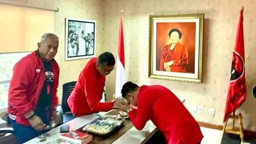 Masuk Ruang Pemanggilan DPP PDIP, Gibran Langsung Salim ke Hasto