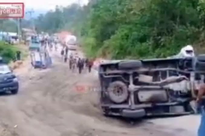 Rusaknya Jalan Batu Jomba, Tiap Hari Ada Saja Mobil Terbalik! Ngeri Gan!