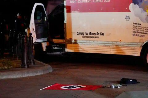 Pengemudi Truk Tabrak Penghalang Gedung Putih Ditahan, Penyelidik Temukan Bendera