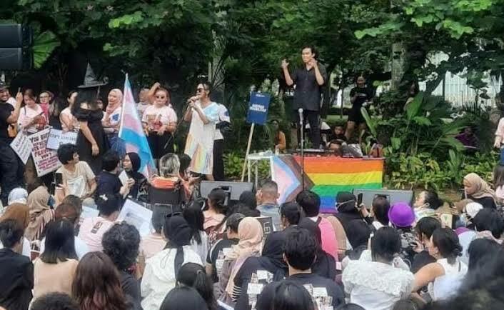 Viral Demo Pro LGBT di Monas, Bendera Pelangi Dibentangkan! Kok Gak Ada yang Protes?