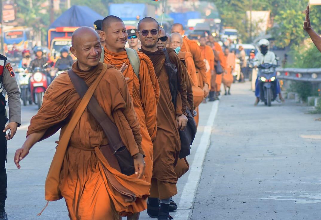 Baiknya Orang Tegal Sampai Bikin Biksu Thailand Menangis, Jadilah Seperti Orang Tegal