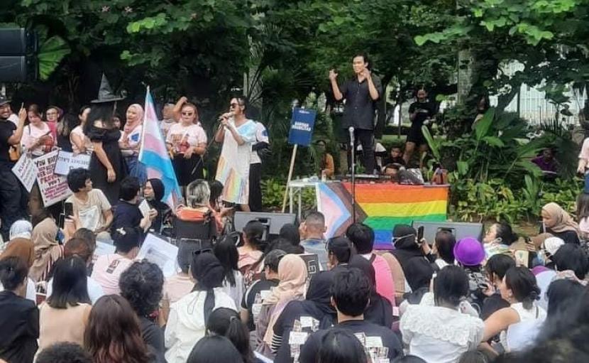 Makin Berani, Sekelompok Pemuda Gelar Aksi di Monas Kibarkan Bendera Pelangi