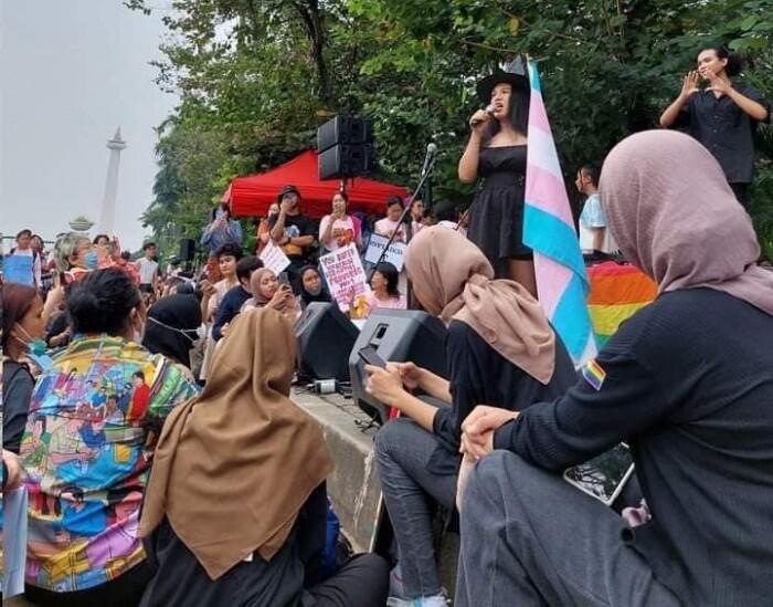 Makin Berani, Sekelompok Pemuda Gelar Aksi di Monas Kibarkan Bendera Pelangi