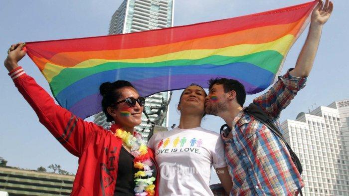 Makin Berani, Sekelompok Pemuda Gelar Aksi di Monas Kibarkan Bendera Pelangi