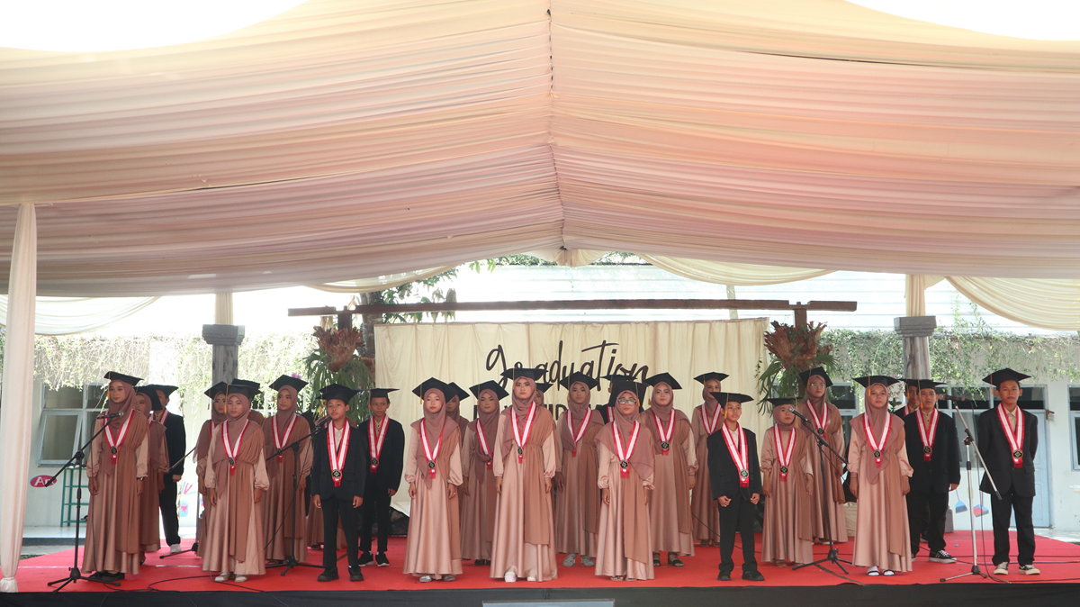 Wisuda Siswa Madrasah Ibtidaiyah Wahid Hasyim Yogyakarta