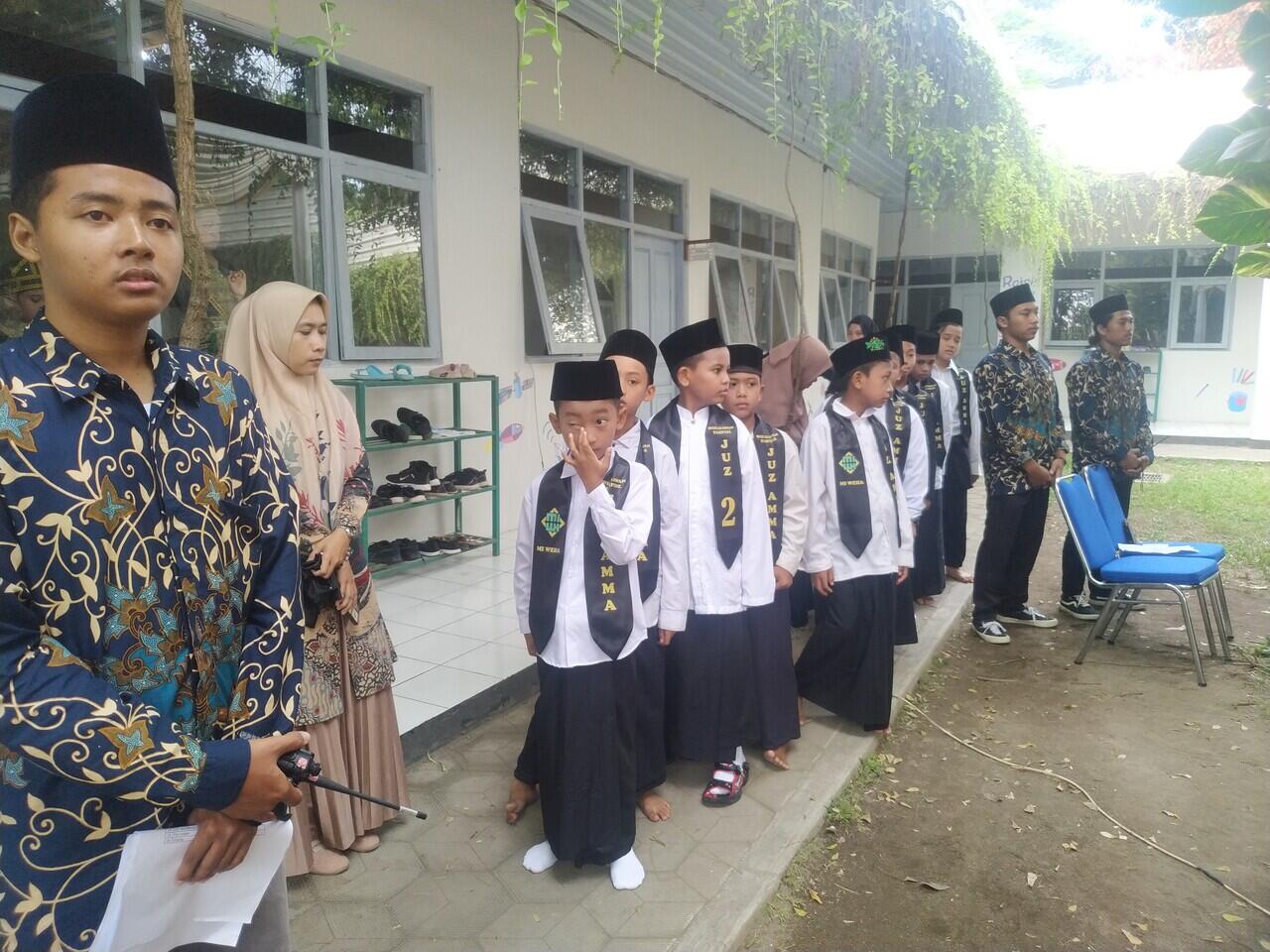 Wisuda Siswa Madrasah Ibtidaiyah Wahid Hasyim Yogyakarta