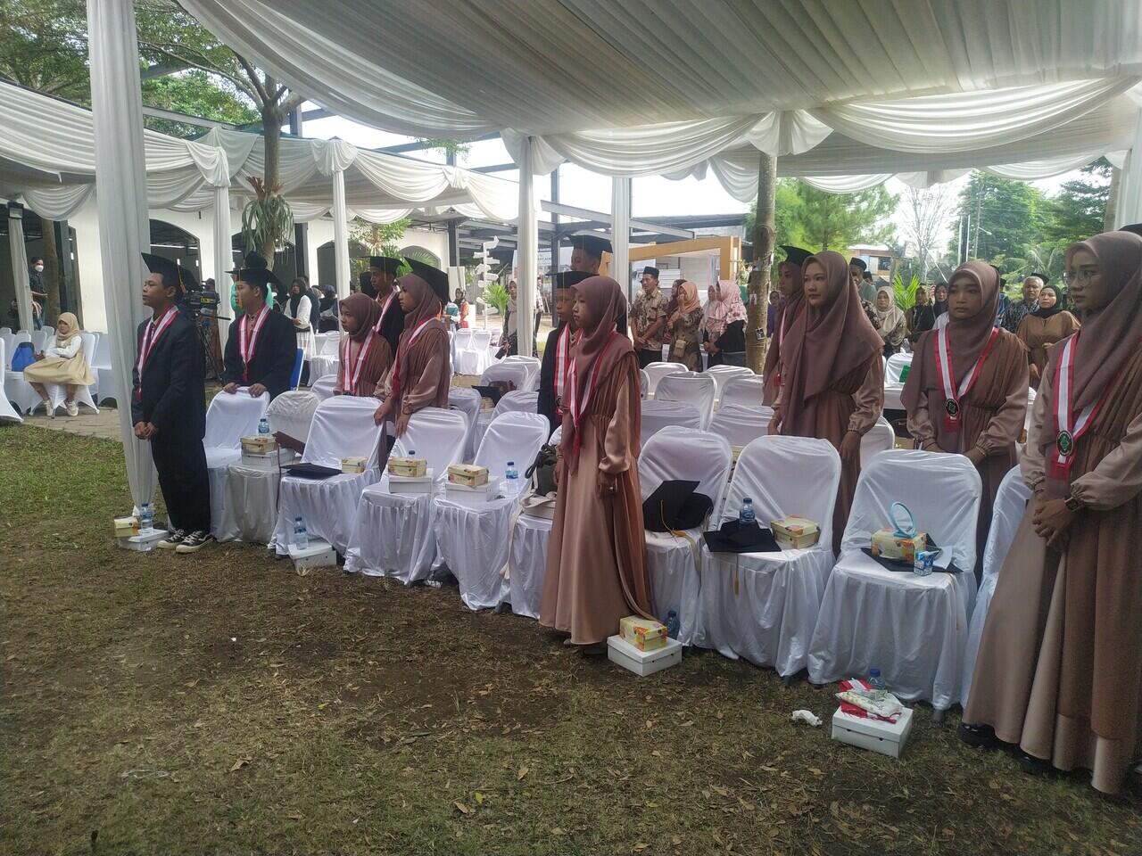 Wisuda Siswa Madrasah Ibtidaiyah Wahid Hasyim Yogyakarta