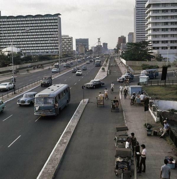 Bus Moncong Imut Penuh Nostalgia yang Ikonik, Pernah Alami Naik Bus ini Gansist?