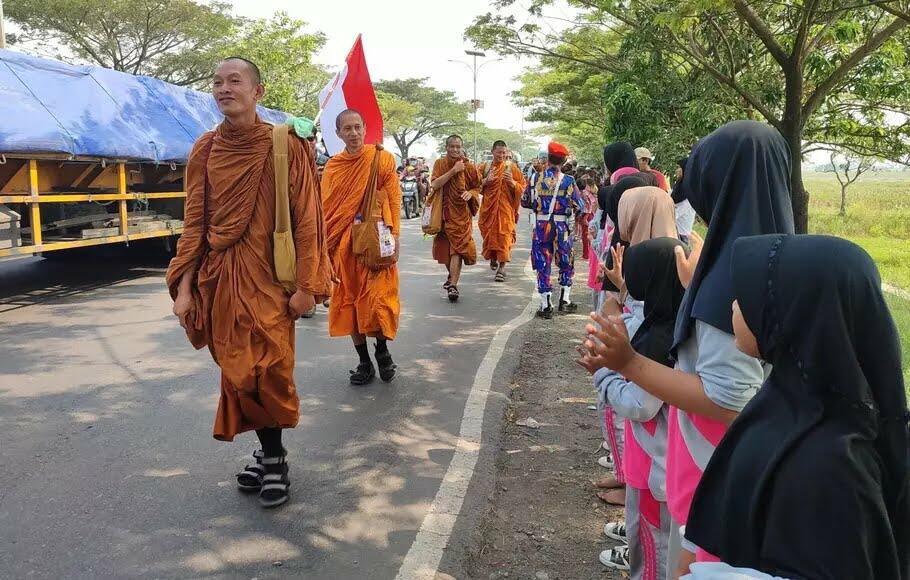 Akhirnya 32 Biksu Thailand Membuat Pernyataan: Orang Luar Jangan Takut ke Indonesia!