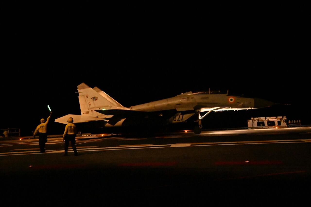 Untuk Pertama Kali, MiG-29K Take-Off dan Landing di INS Vikrant Pada Malam Hari