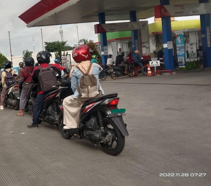 Hal Bodoh Ini Dilakukan Saat Antre di SPBU, Mungkin Agan Melakukan?