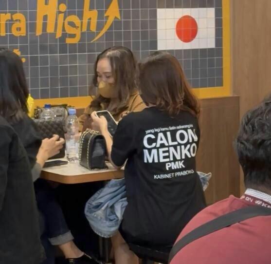 Jadi Tren, Kaos“Calon Menteri Kabinet Prabowo” Dipakai Milenial dan Gen Z Jalan Jalan