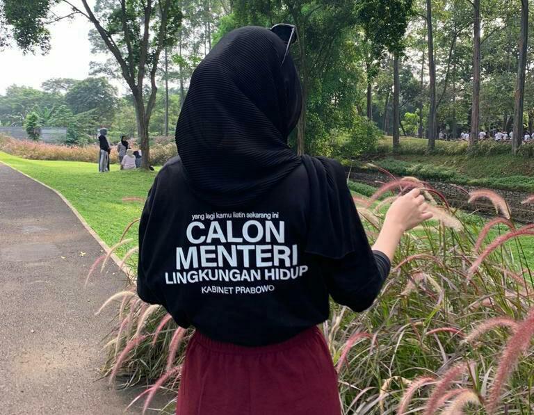 Jadi Tren, Kaos“Calon Menteri Kabinet Prabowo” Dipakai Milenial dan Gen Z Jalan Jalan