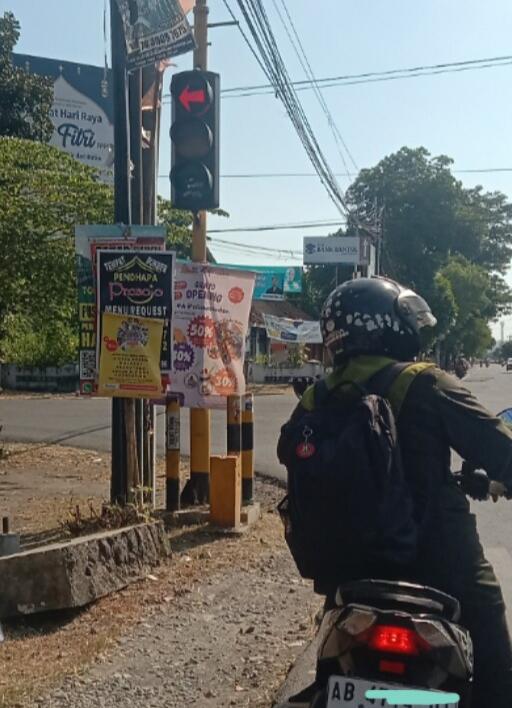 Hal Berikut Dilakukan Saat Nunggu Lampu Hijau Menyala di Traffic Light!