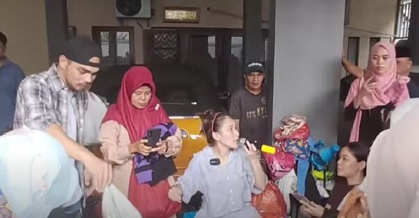 Ayu Ting Ting Dihujat Netizen karena Jual Baju Bekas Pakai,Apakah Preloved Itu Salah?