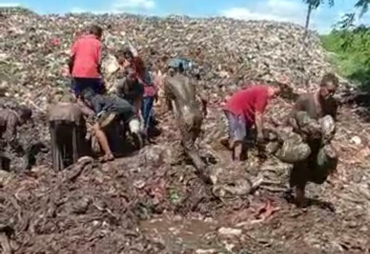 Miris, Warga Bengkalis Rebutan Daging di Tempat Sampah! Aman Dikonsumsi?