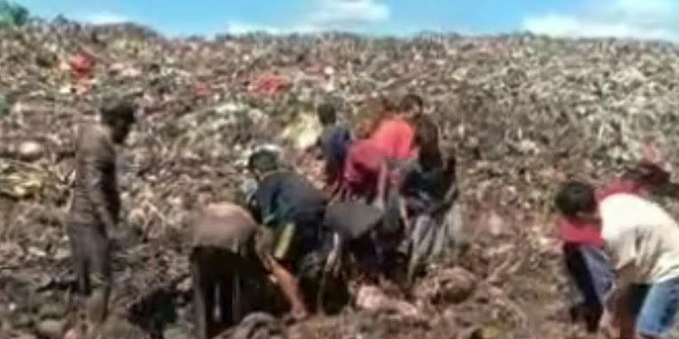 Miris, Warga Bengkalis Rebutan Daging di Tempat Sampah! Aman Dikonsumsi?