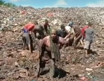 Miris, Warga Bengkalis Rebutan Daging di Tempat Sampah! Aman Dikonsumsi?