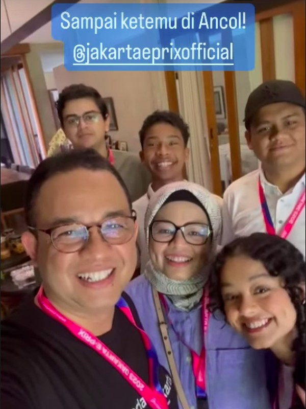 Anies Sekeluarga Berkalung Tiket Formula E: Sampai Ketemu di Ancol!