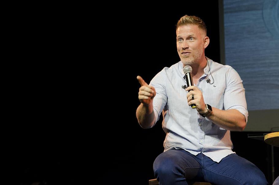 Menguasai Panggung: 10 Tips Public Speaking
