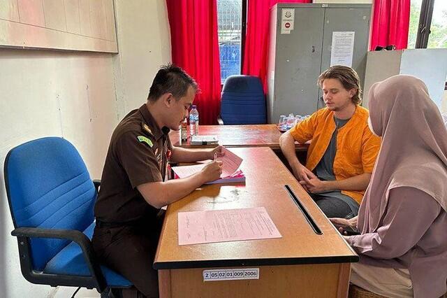 Turis Australia yang Telanjang dan Pukul Warga Aceh Dibebaskan