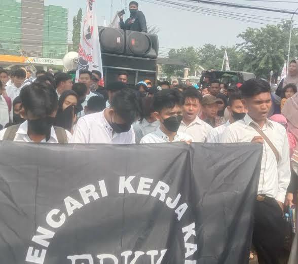 Tidak Dapat Kerjaan, Pengangguran Karawang Demo di Kantor Bupati! Wajarkah?