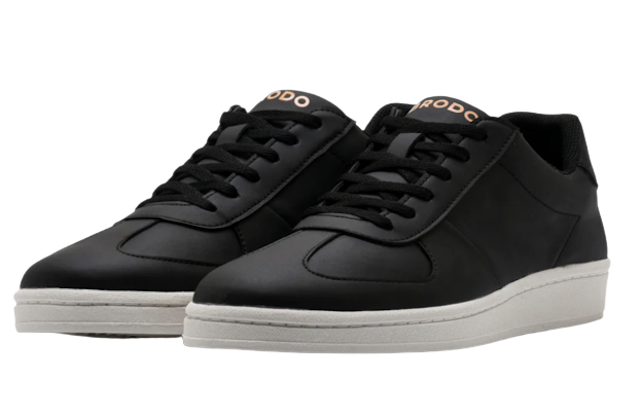 10 Merk Sepatu Sneakers Pria Terbaik