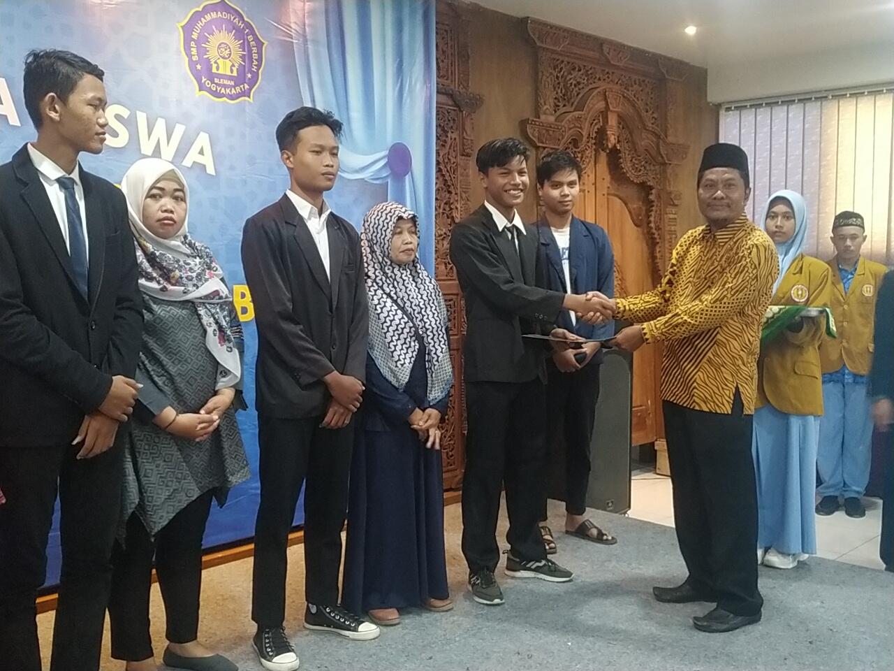 Gelaran Wisuda SMP Muhammadiyah 1 Berbah dan Hibah Mobil Lazismu