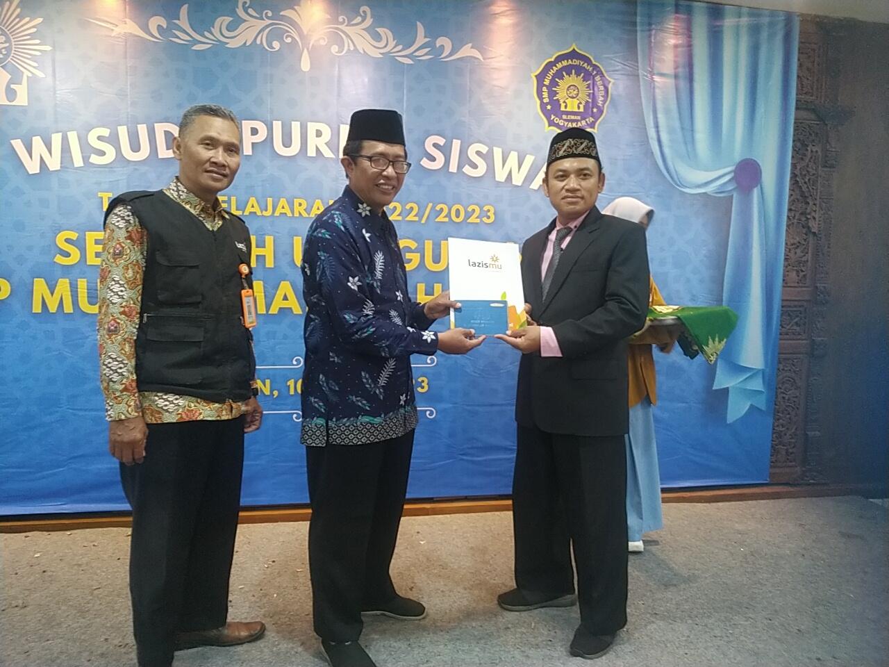 Gelaran Wisuda SMP Muhammadiyah 1 Berbah dan Hibah Mobil Lazismu